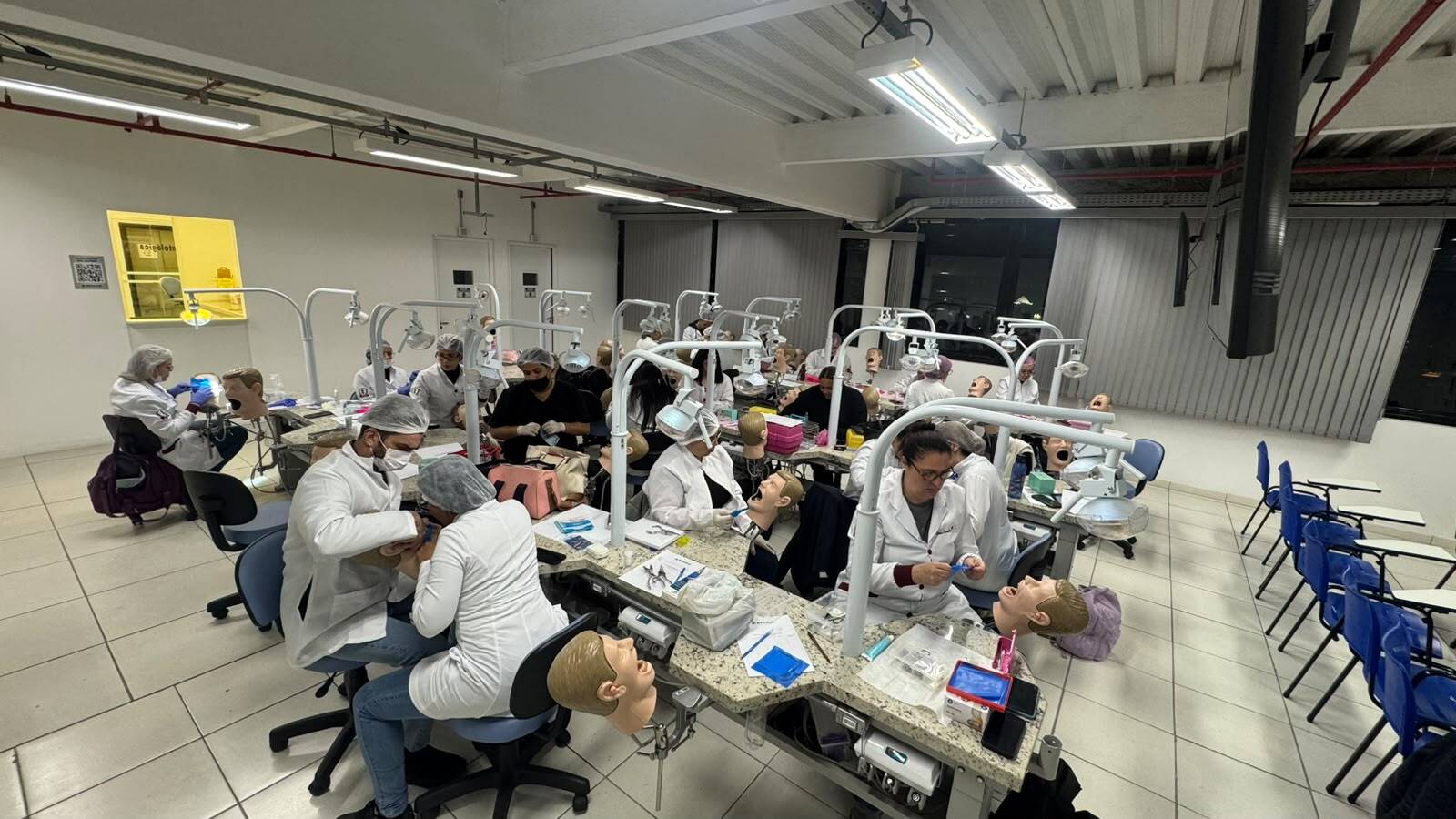Turma em laboratório de Odontologia