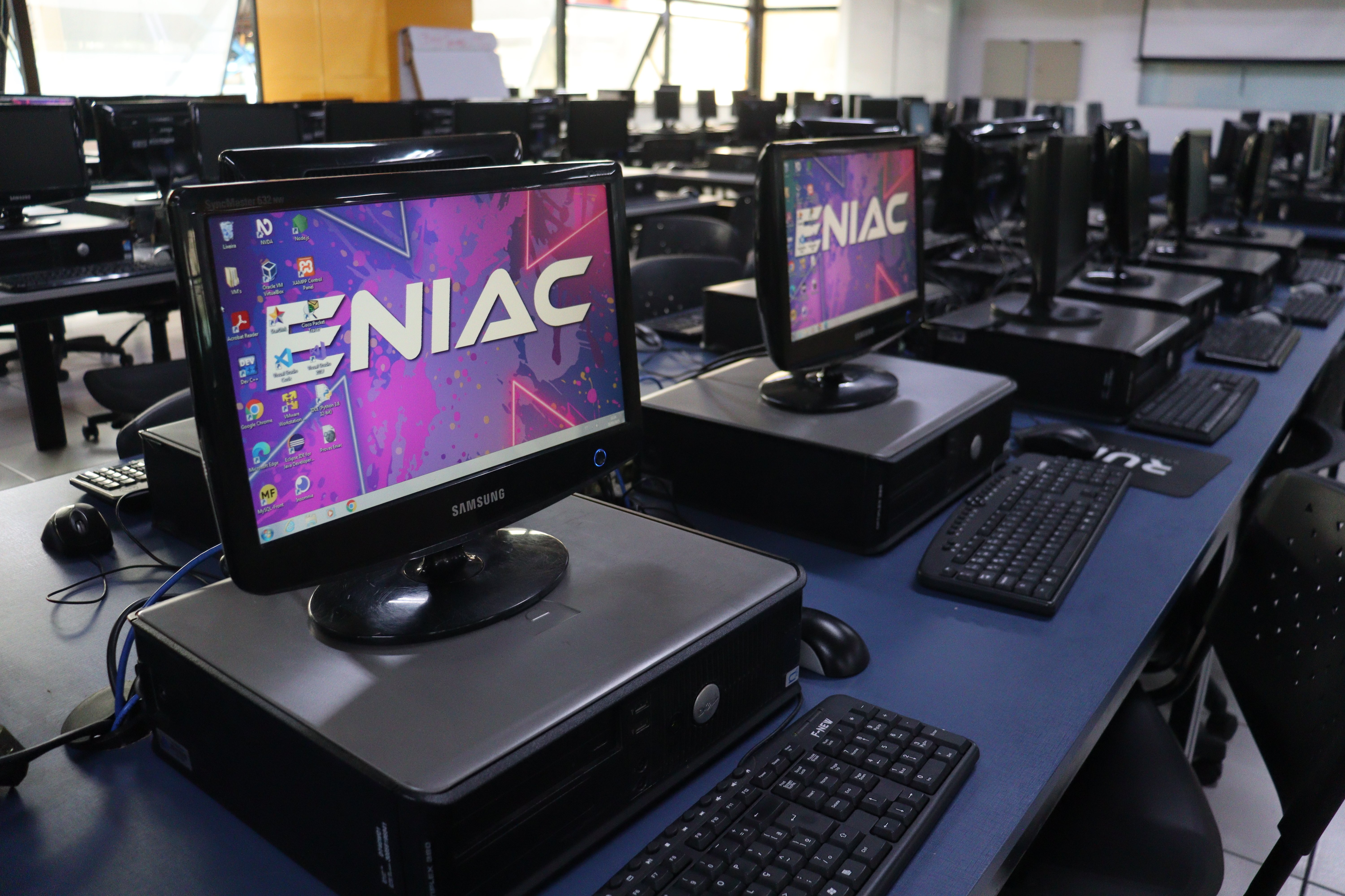 Laboratório de informática do ENIAC equipado com computadores