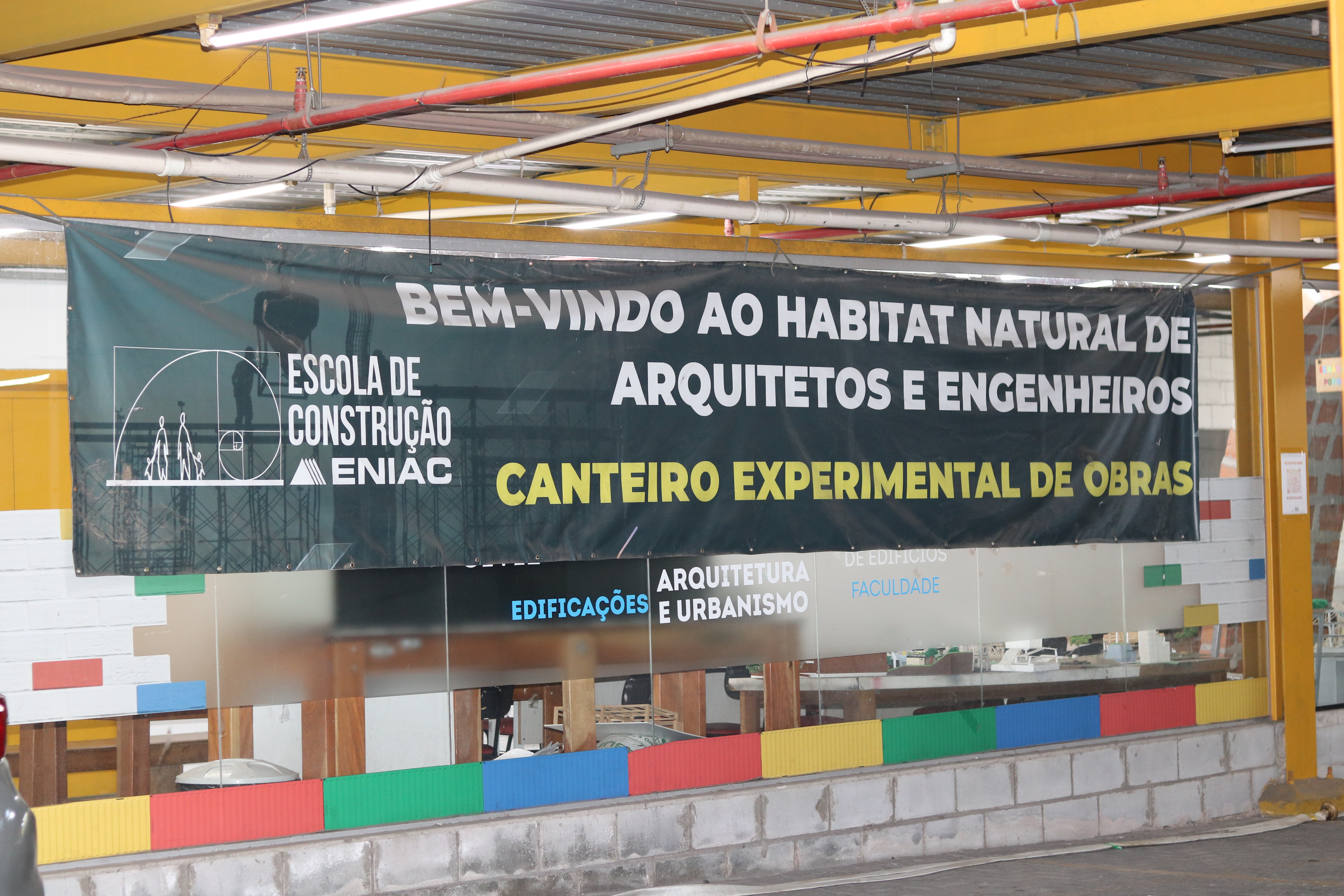 Entrada do canteiro experimental de obras com identificação do ENIAC