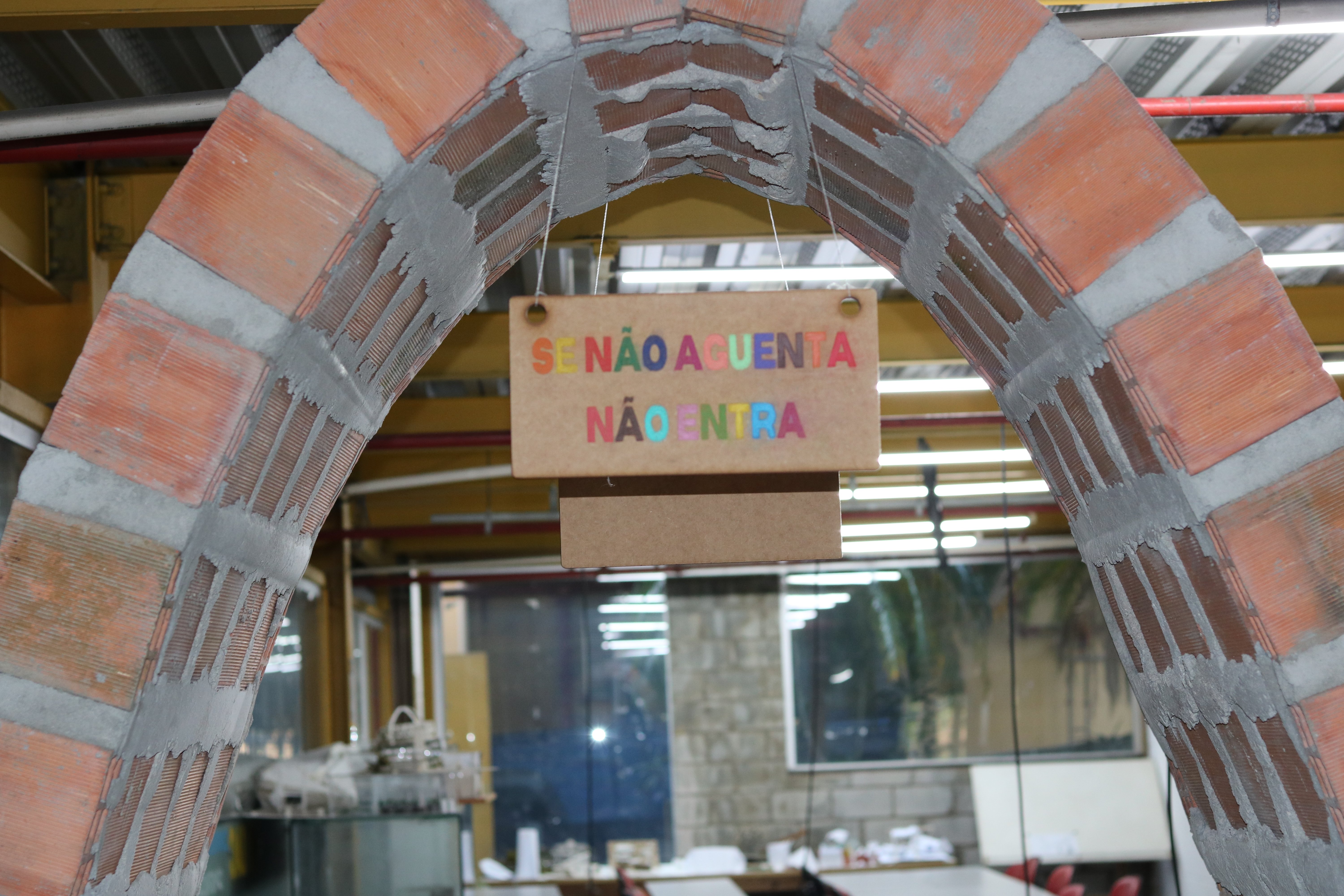 Arco construído em tijolos no ambiente de aprendizagem