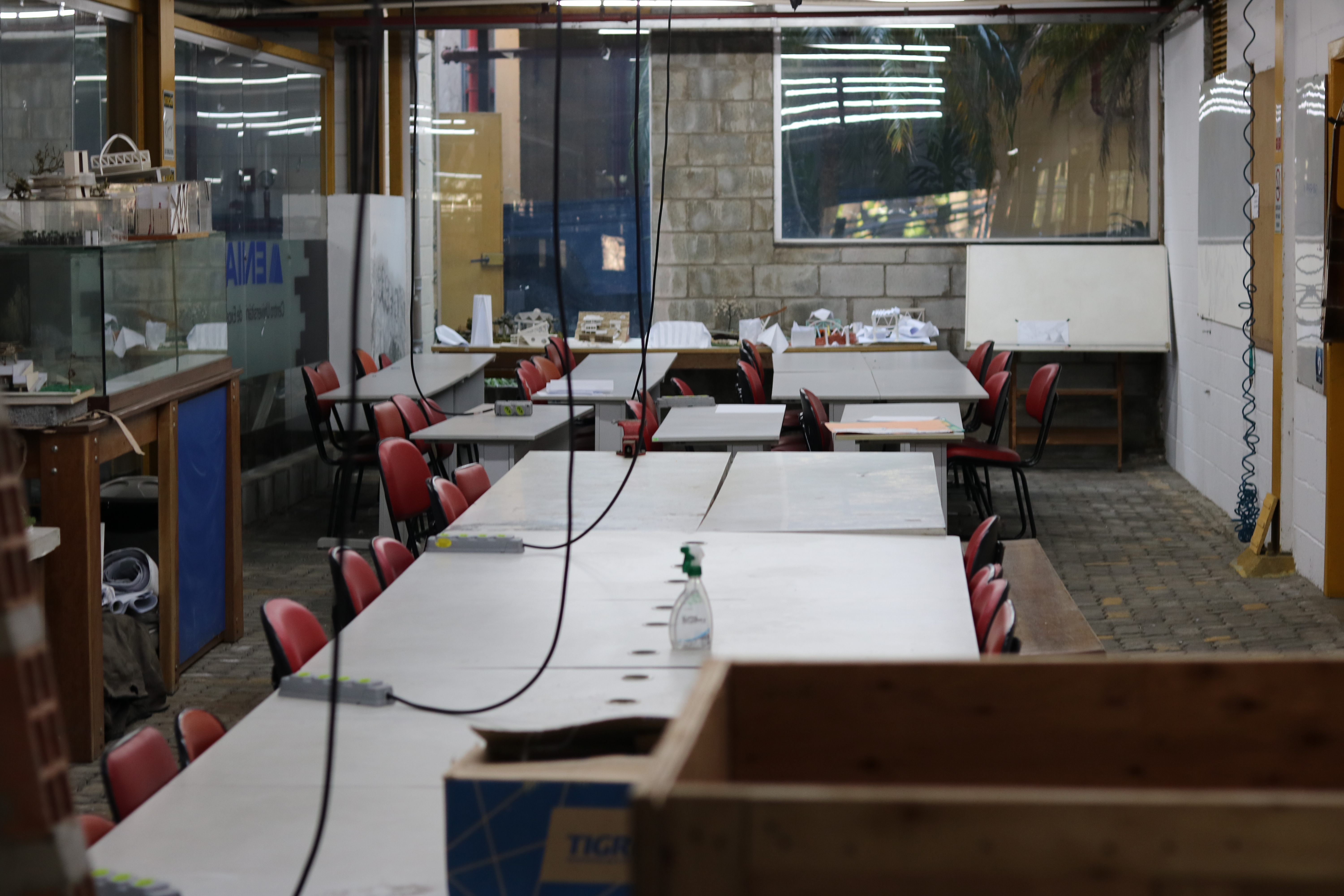 Sala de projetos com bancadas e pranchetas