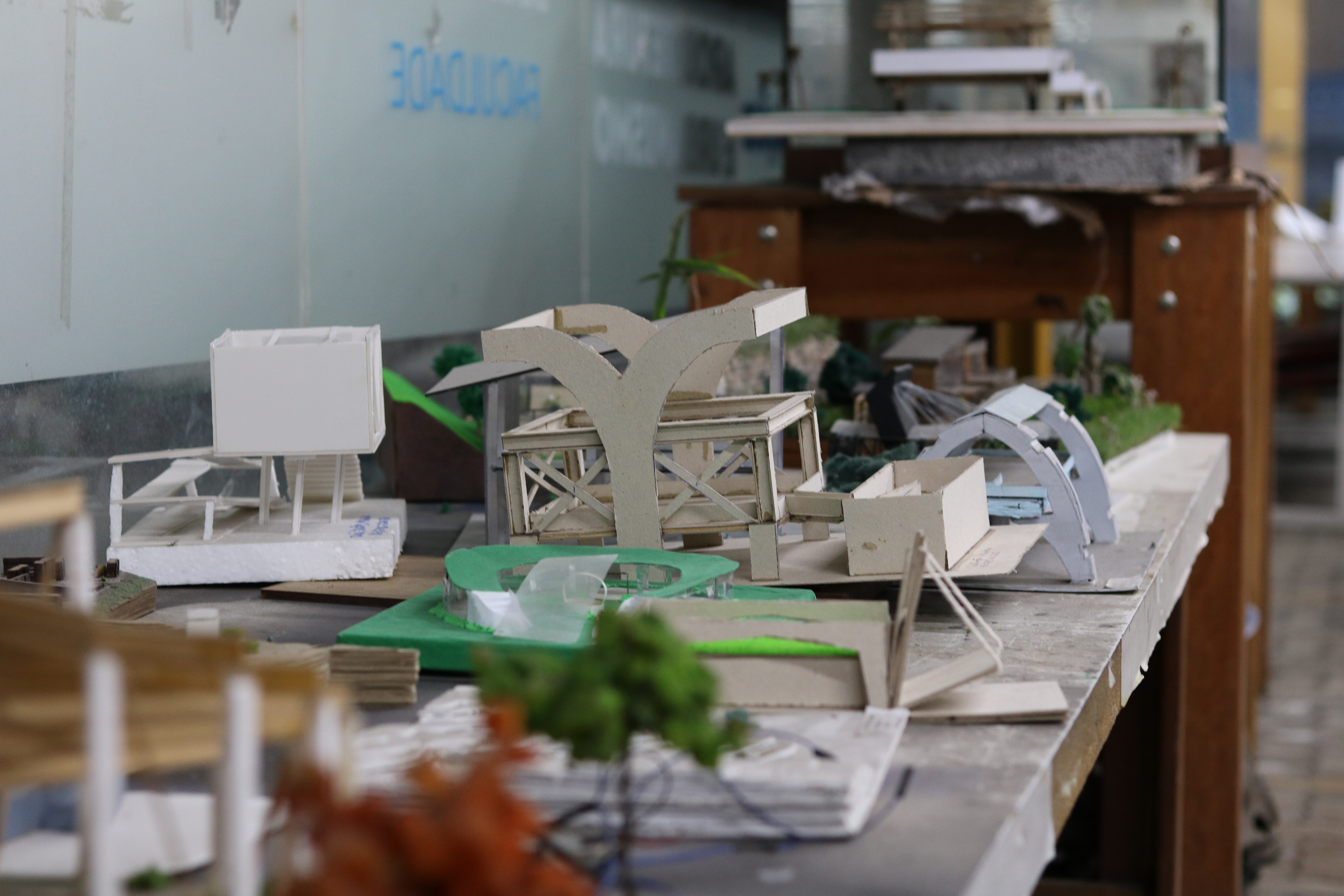 Maquetes de edificações sobre mesa do espaço de projetos