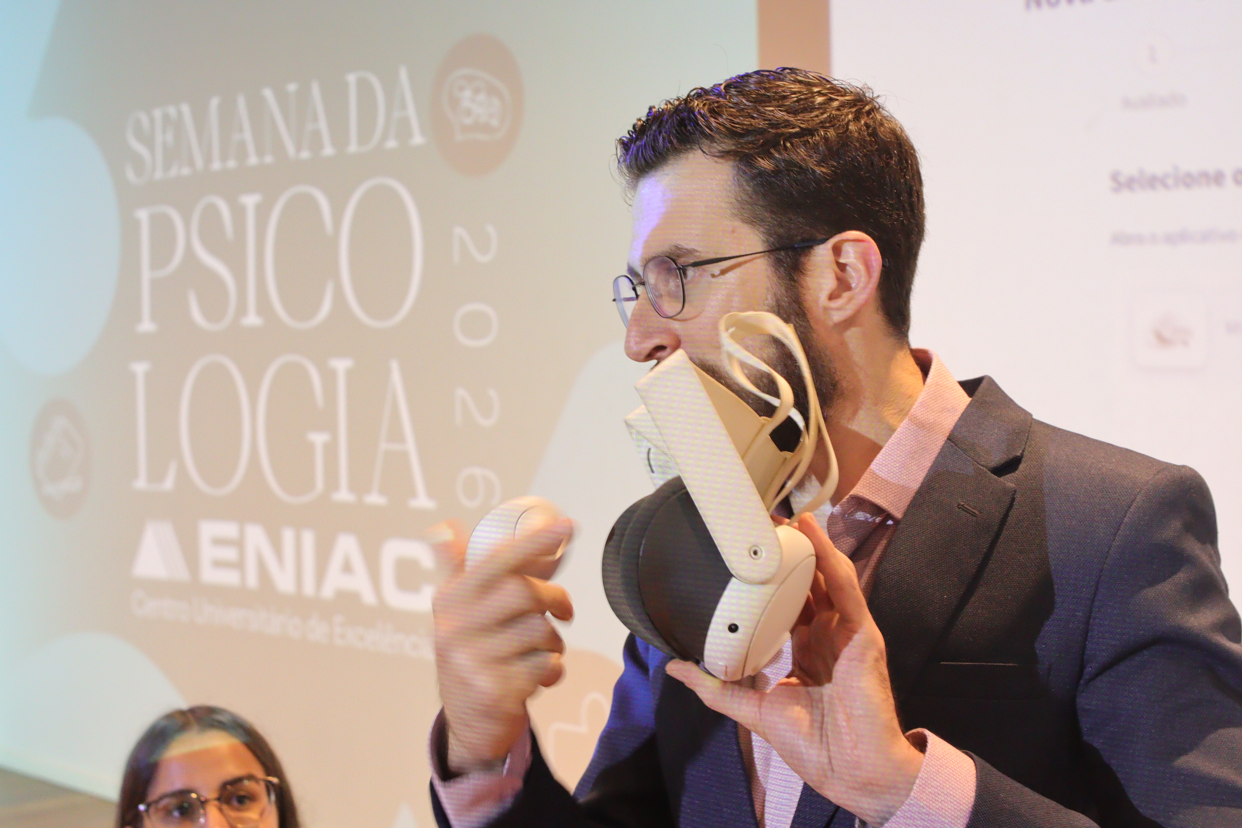 Apresentação acadêmica com modelo anatômico na Semana da Psicologia