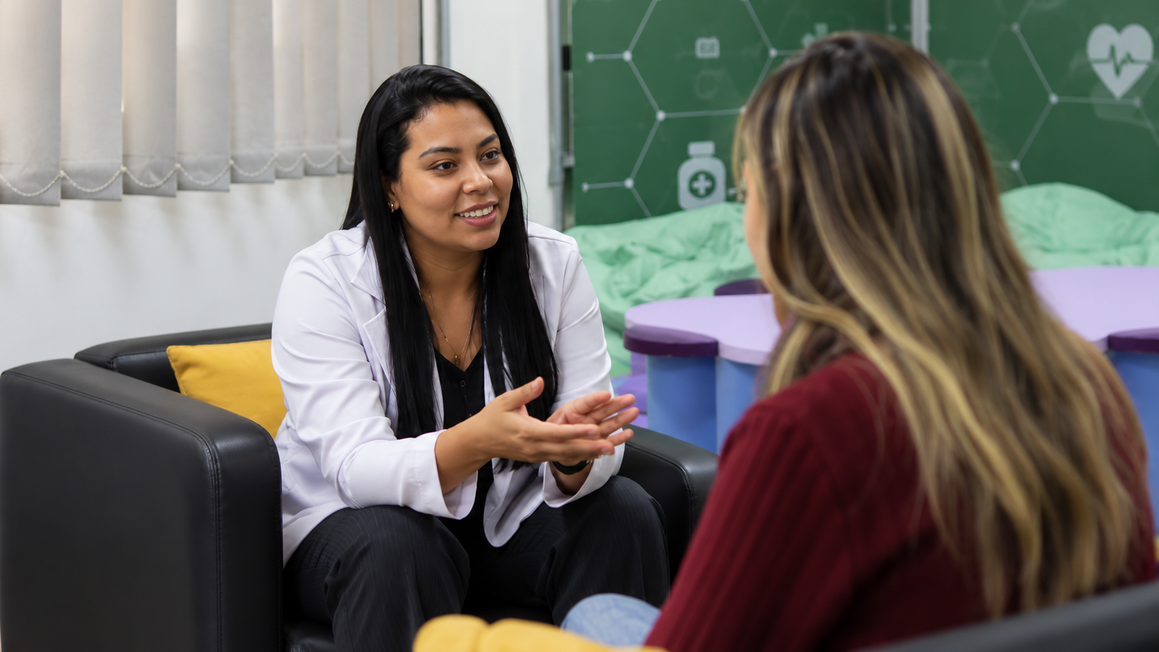 Cena de consulta psicológica acolhedora em ambiente clínico