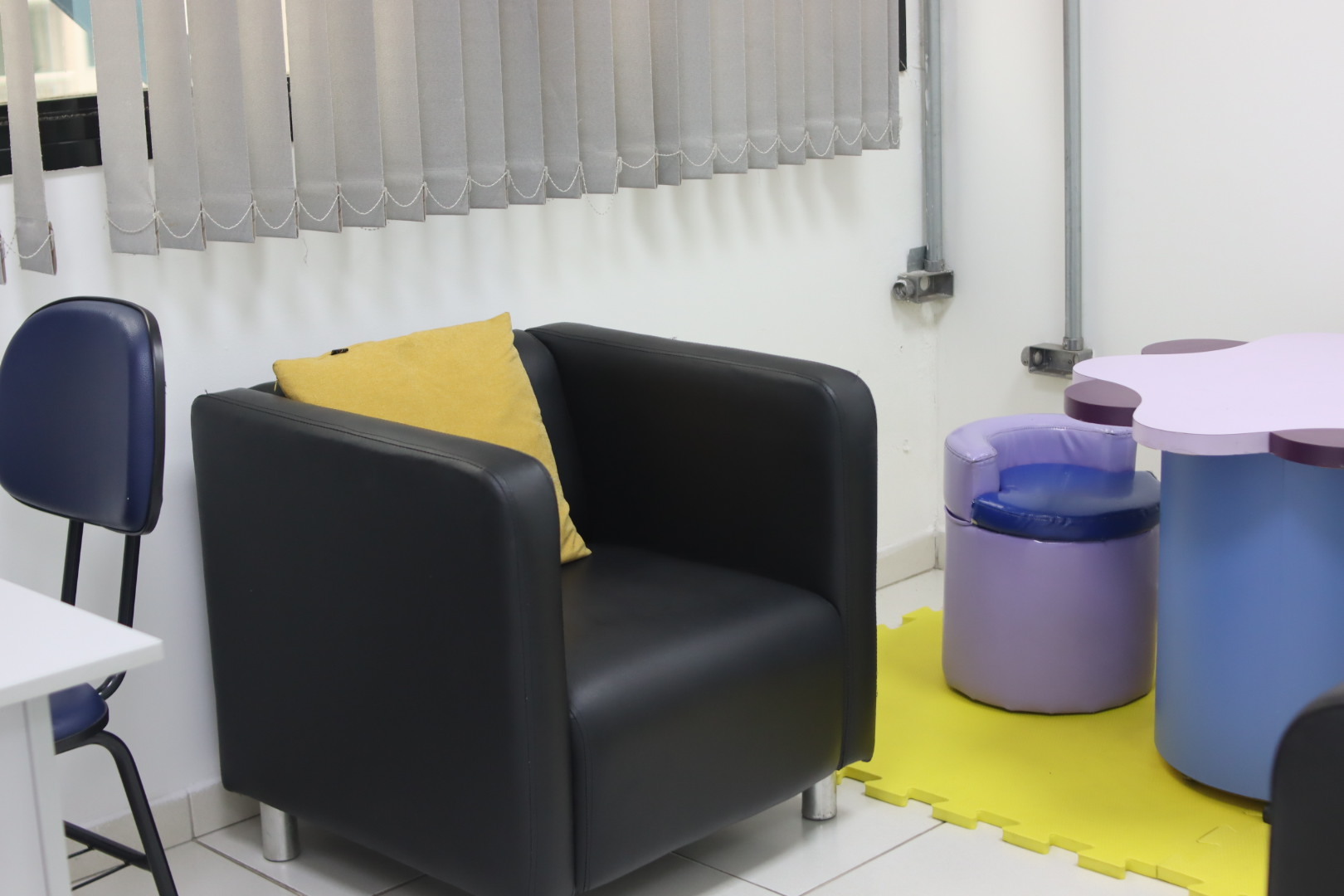 Sala com poltronas e materiais para atividades