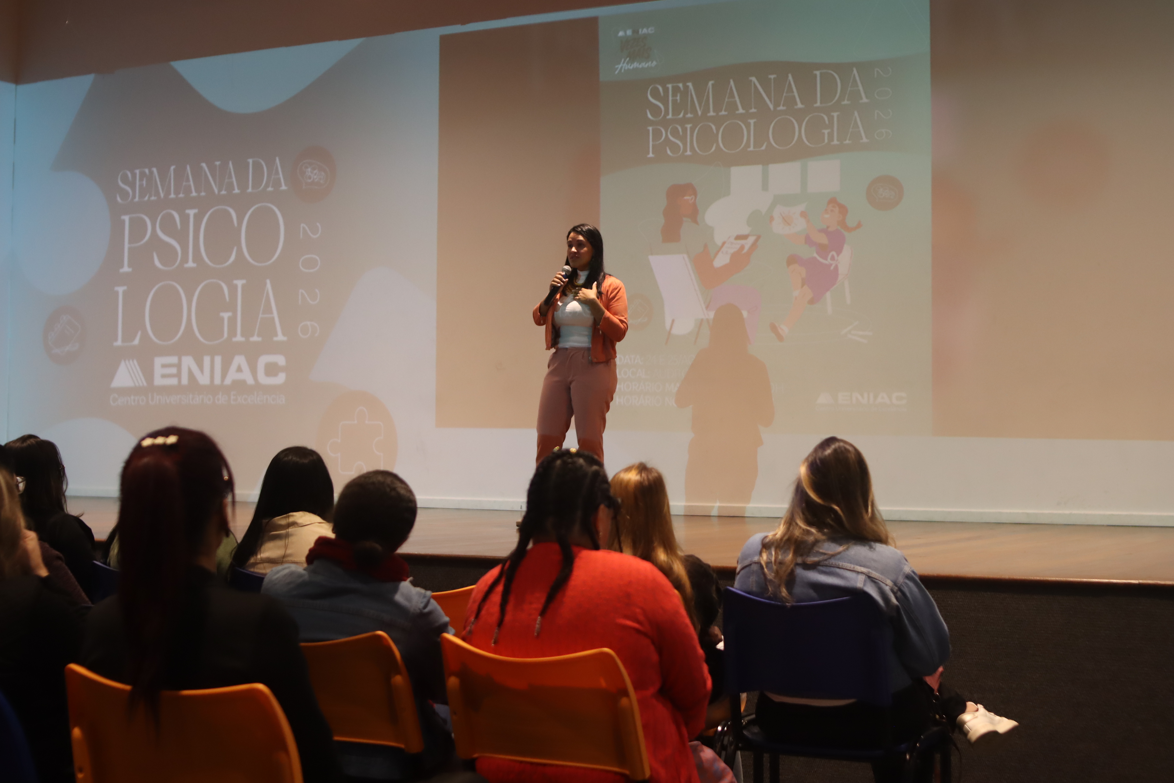 Palestra e público em evento acadêmico de Psicologia